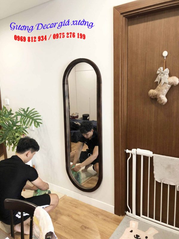 Gương gỗ oval màu óc chó