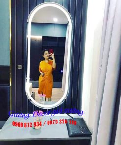 Gương bầu dục led viền trong bàn trang điểm